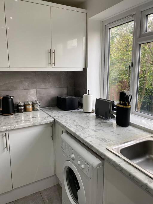 Appartement Luxury 2 Bedroom Apartment, Parking, Few Minutes Walk From Wembley Stadium Londen