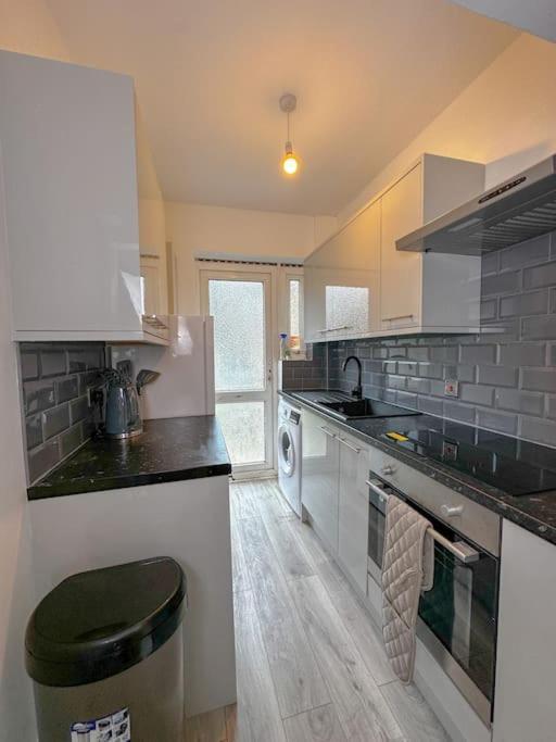 Comfortable In 3 Bed House * Londen
