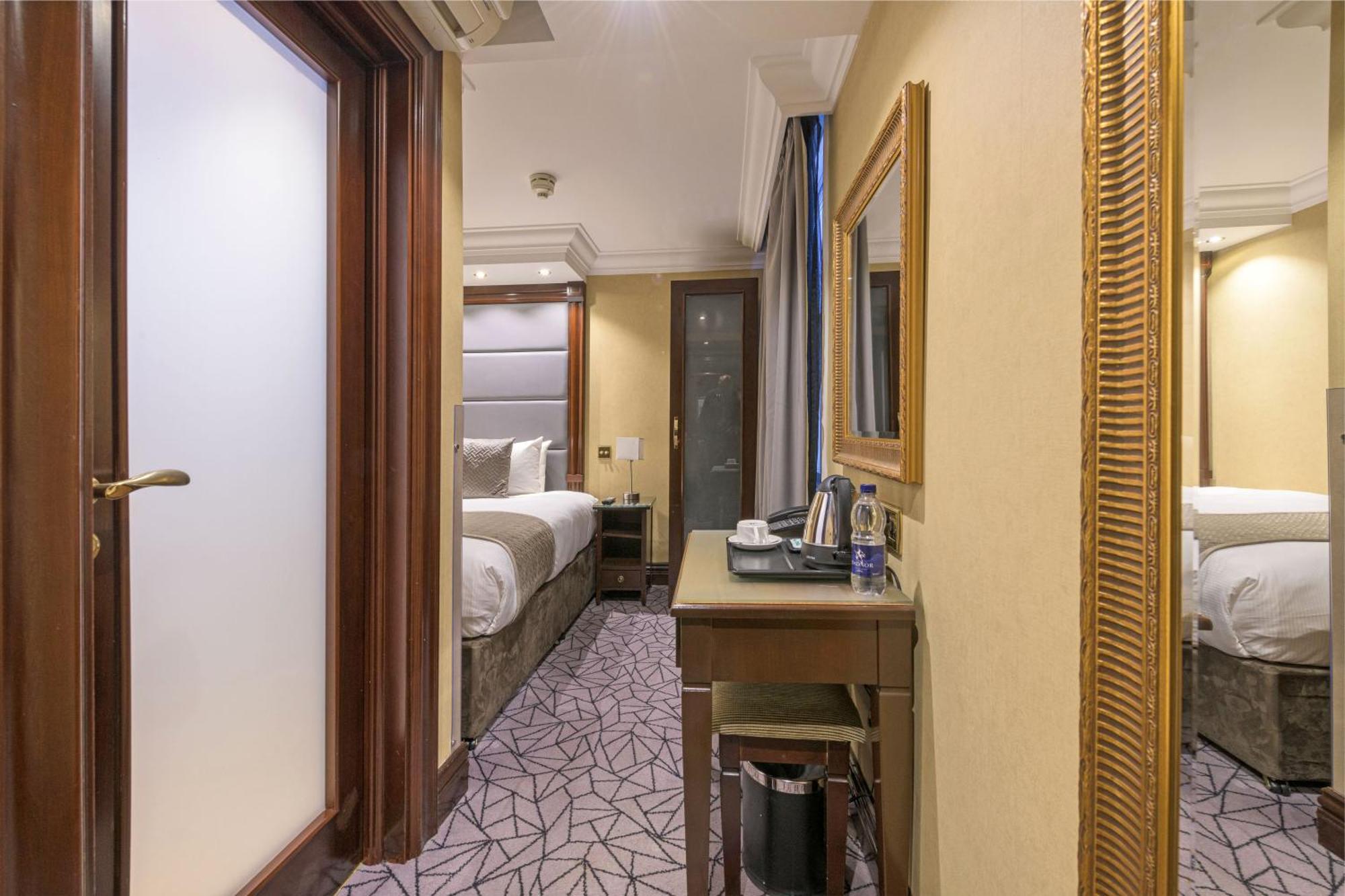 Hyde Park International Hotell 4*