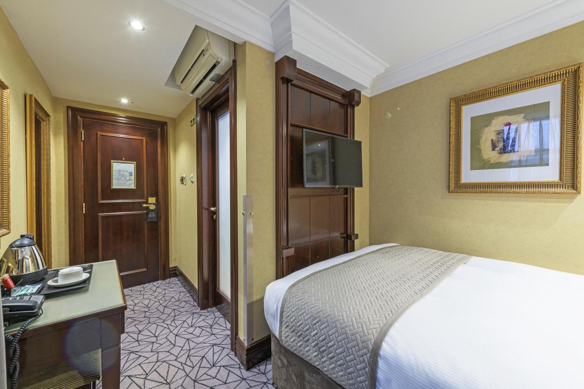 Hyde Park International Hotell 4*