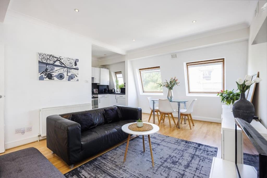 Spacious West - Great Location Appartement Londen