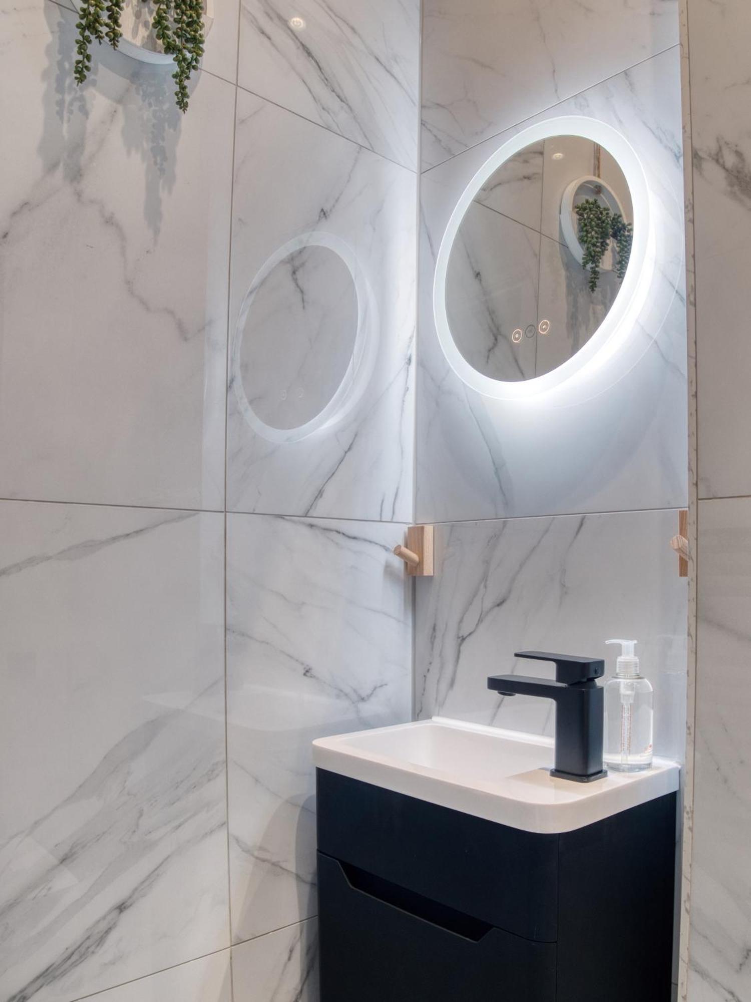 Hammersmith - Hot Tub, Cinema & Gaming London
