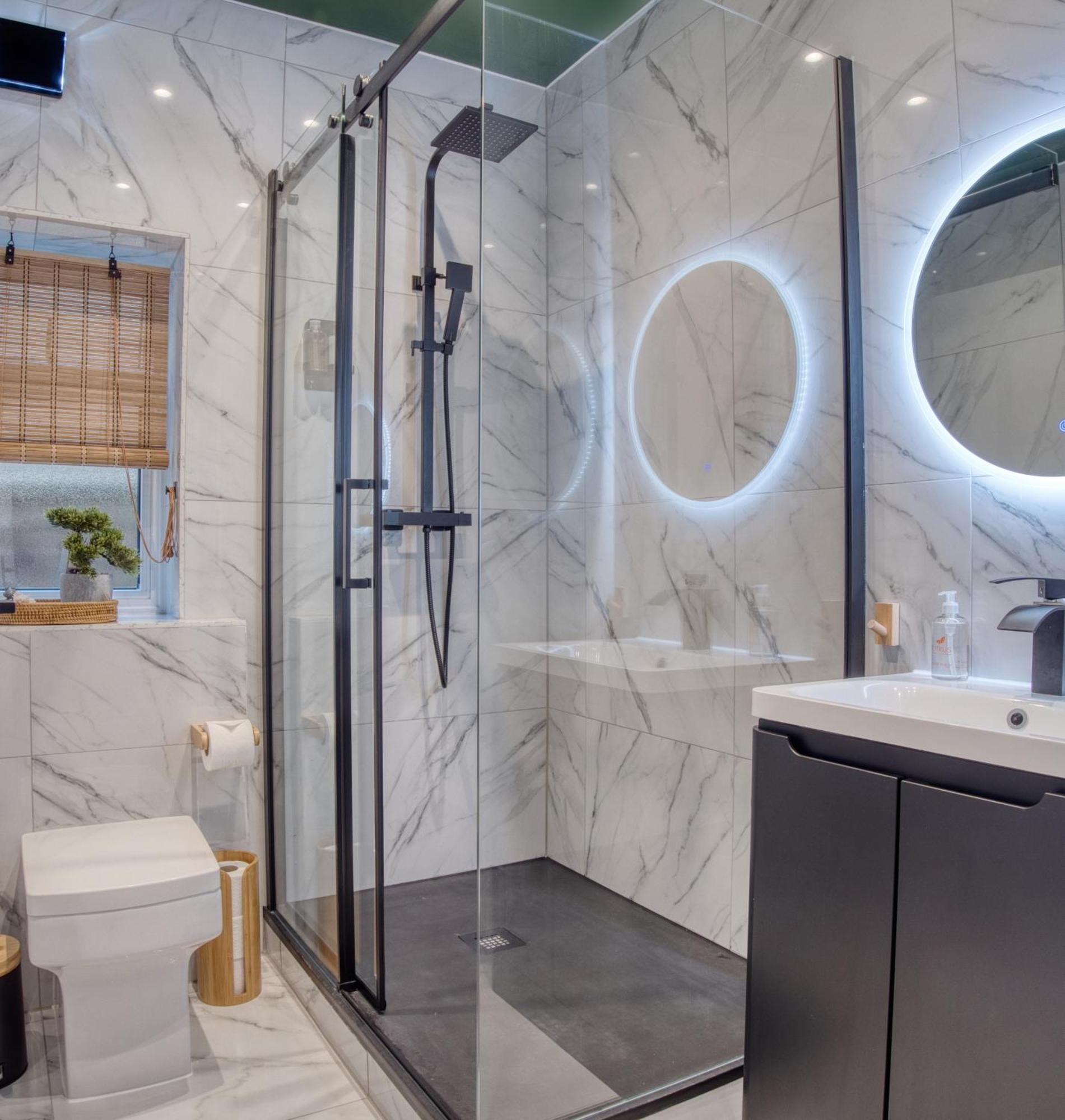 Hammersmith - Hot Tub, Cinema & Gaming *