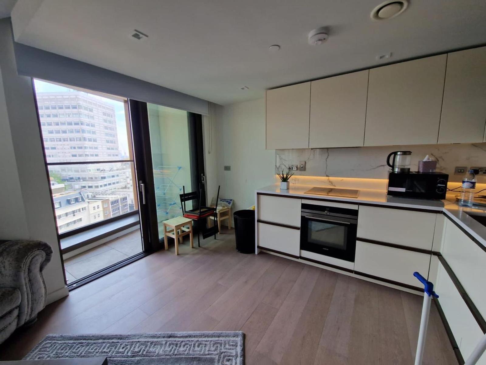Apartment One Luxury Bedroom In London