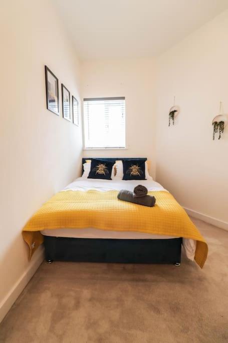 Apartment Spacious 2 Bed Flat With Parking -10mins From *