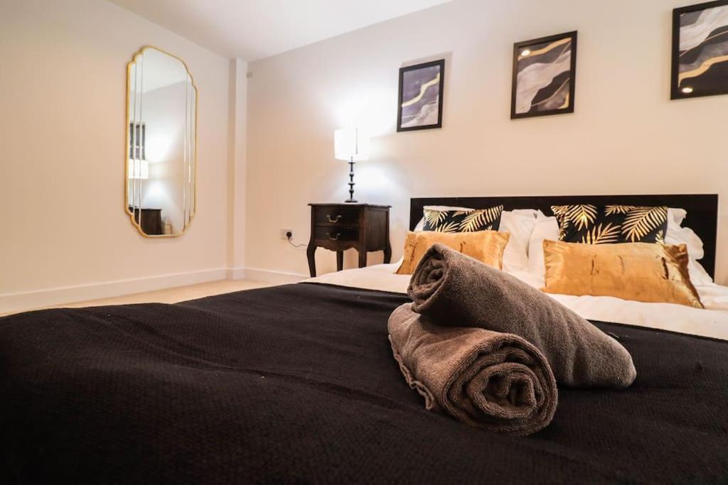 Spacious 2 Bed Flat With Parking -10mins From Apartment London