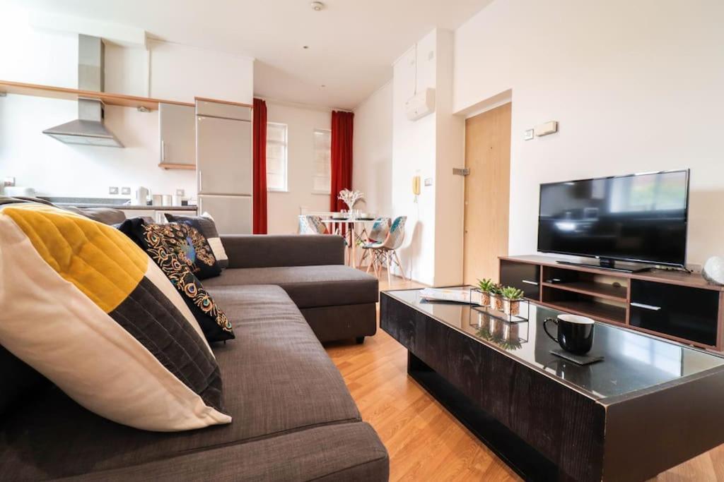 Spacious 2 Bed Flat With Parking -10mins From London