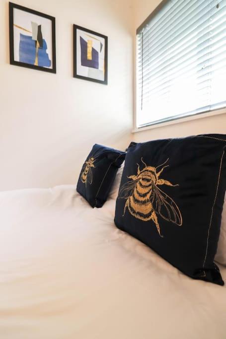 Spacious 2 Bed Flat With Parking -10mins From Apartment *