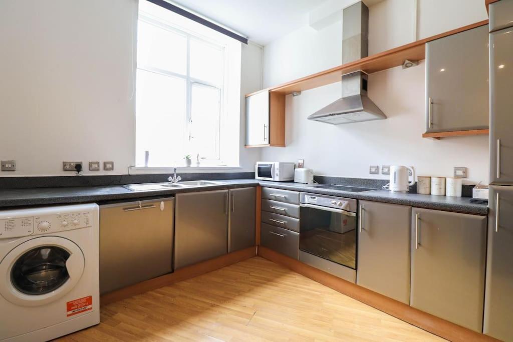 Spacious 2 Bed Flat With Parking -10mins From London