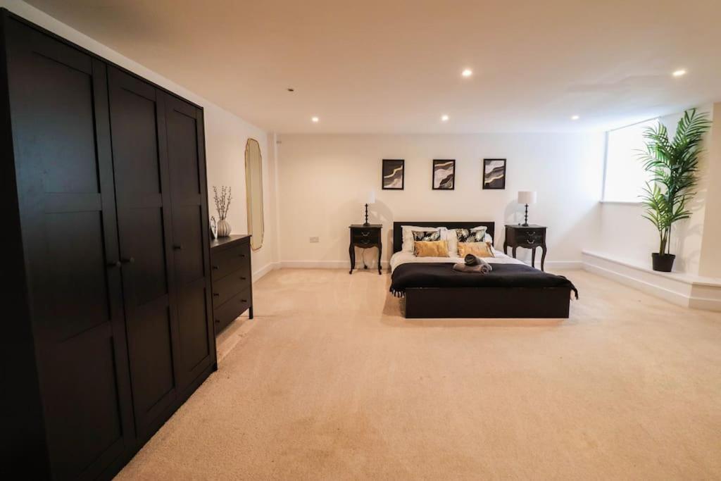 Spacious 2 Bed Flat With Parking -10mins From Apartment London