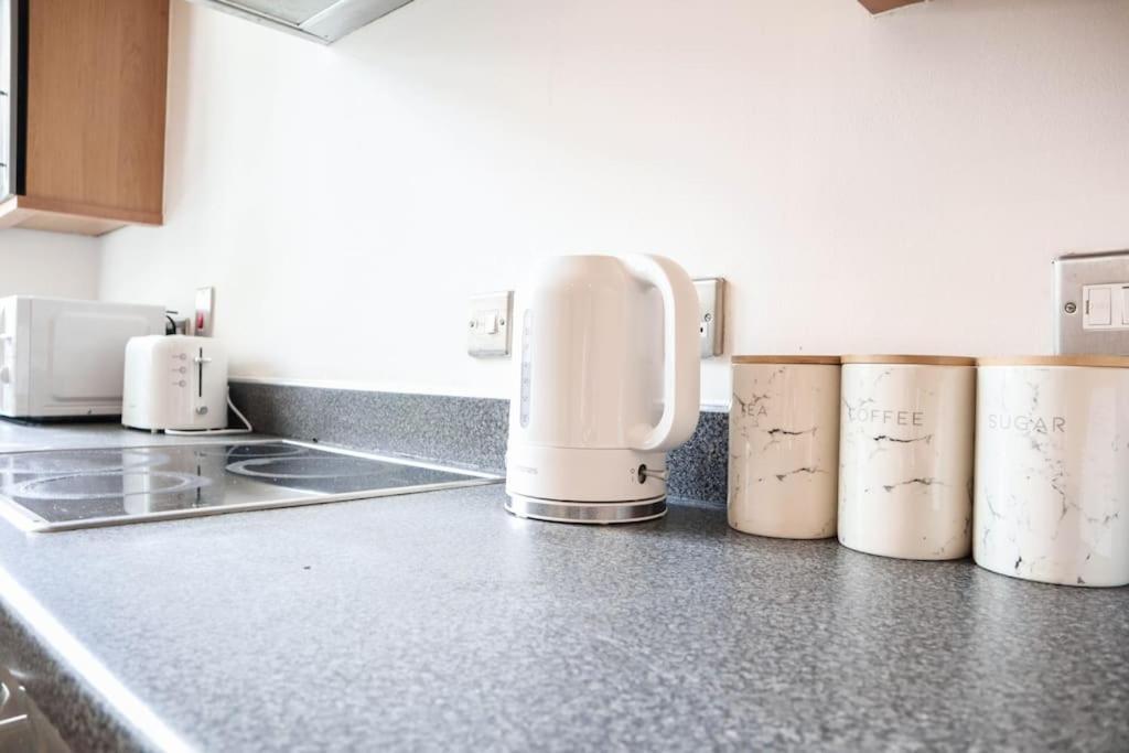 Spacious 2 Bed Flat With Parking -10mins From Apartment