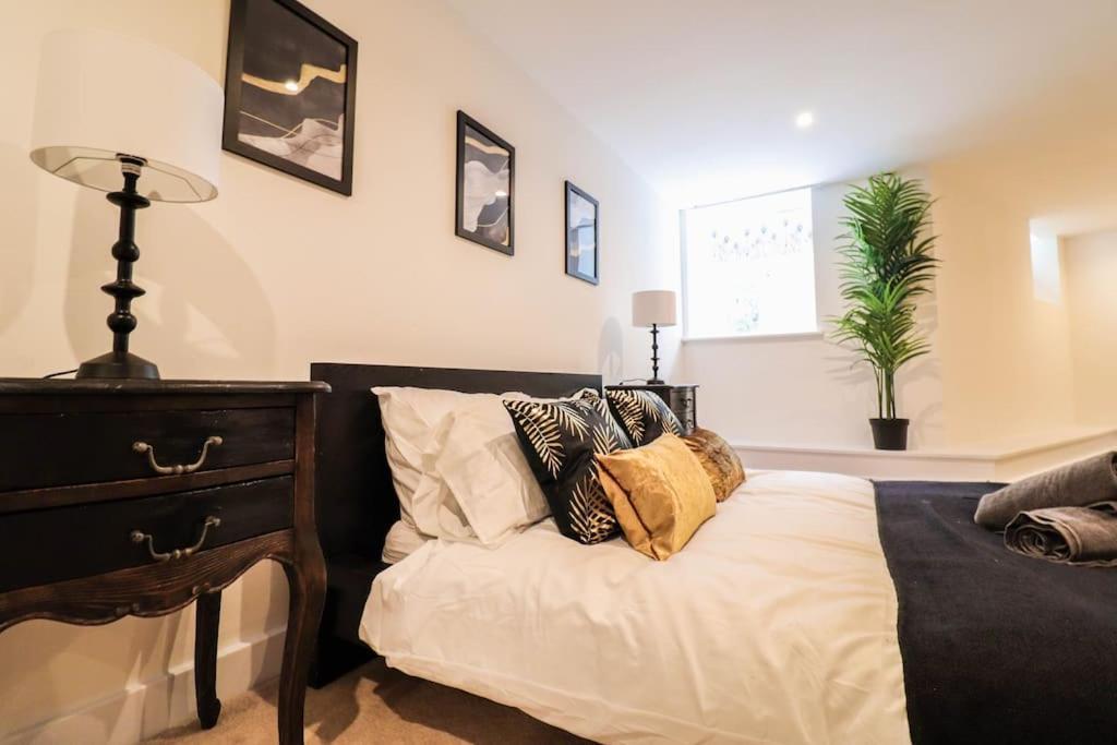 Spacious 2 Bed Flat With Parking -10mins From Apartment