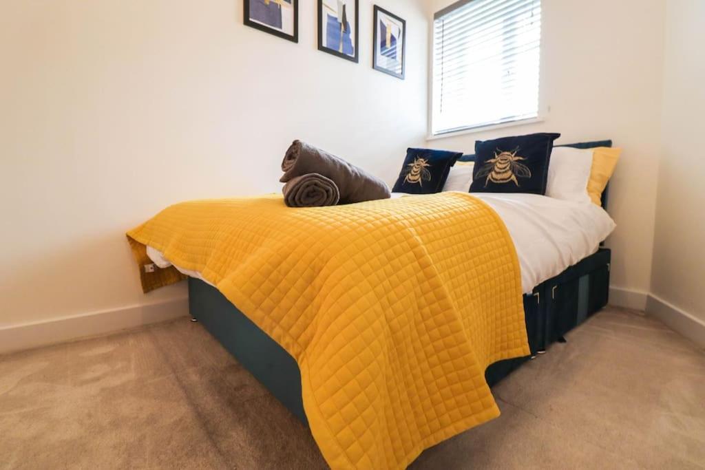 Apartment Spacious 2 Bed Flat With Parking -10mins From *