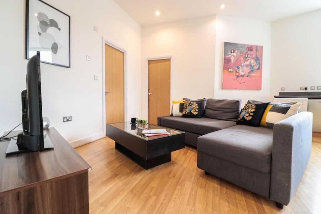 Spacious 2 Bed Flat With Parking -10mins From Apartment *