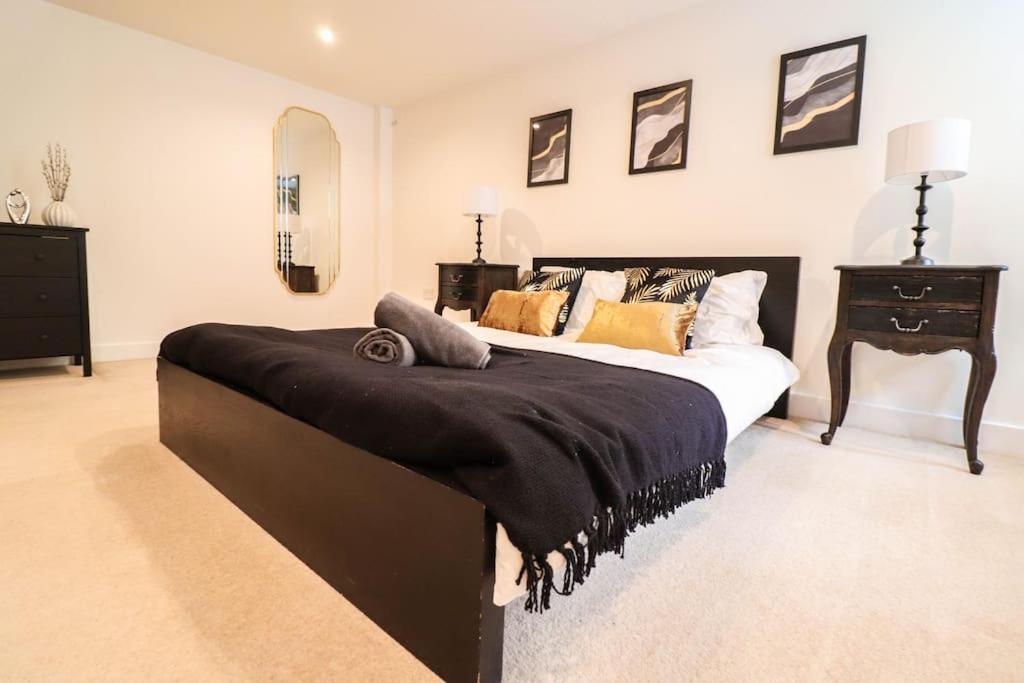 Apartment Spacious 2 Bed Flat With Parking -10mins From London