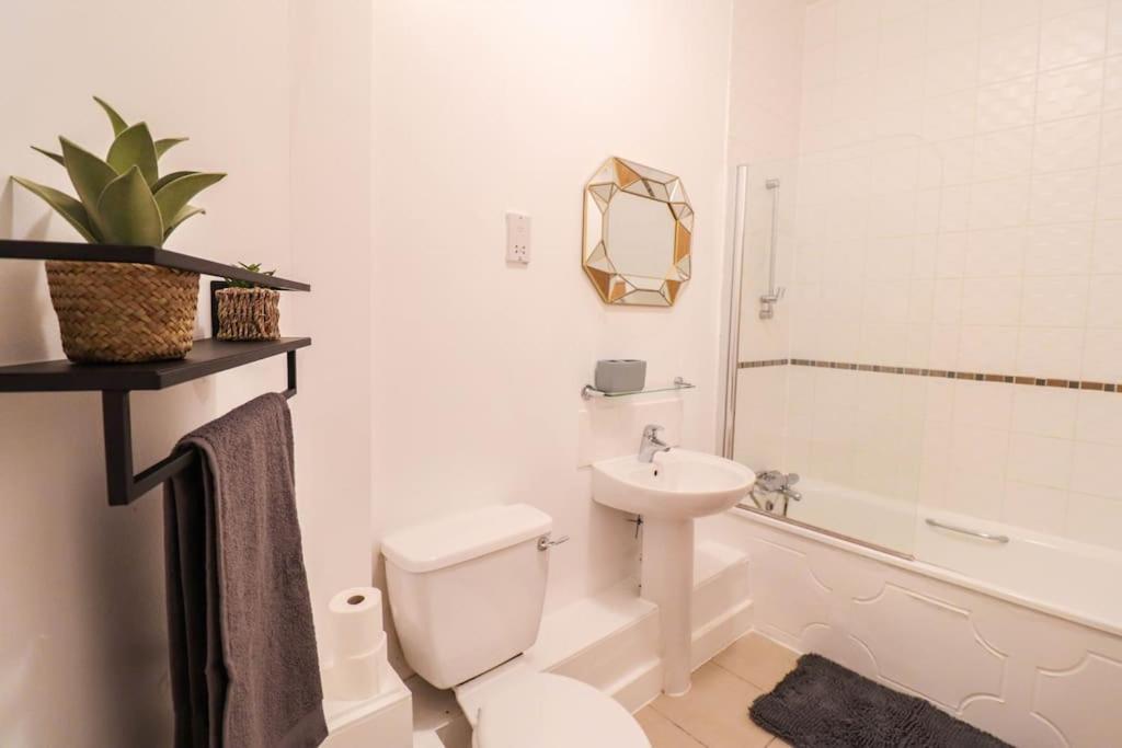 Spacious 2 Bed Flat With Parking -10mins From London