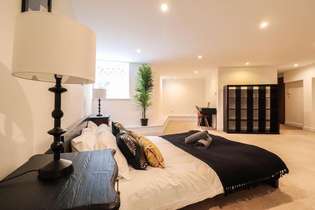 Apartment Spacious 2 Bed Flat With Parking -10mins From London