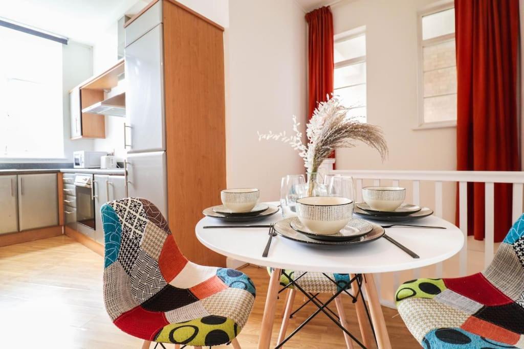 Spacious 2 Bed Flat With Parking -10mins From London