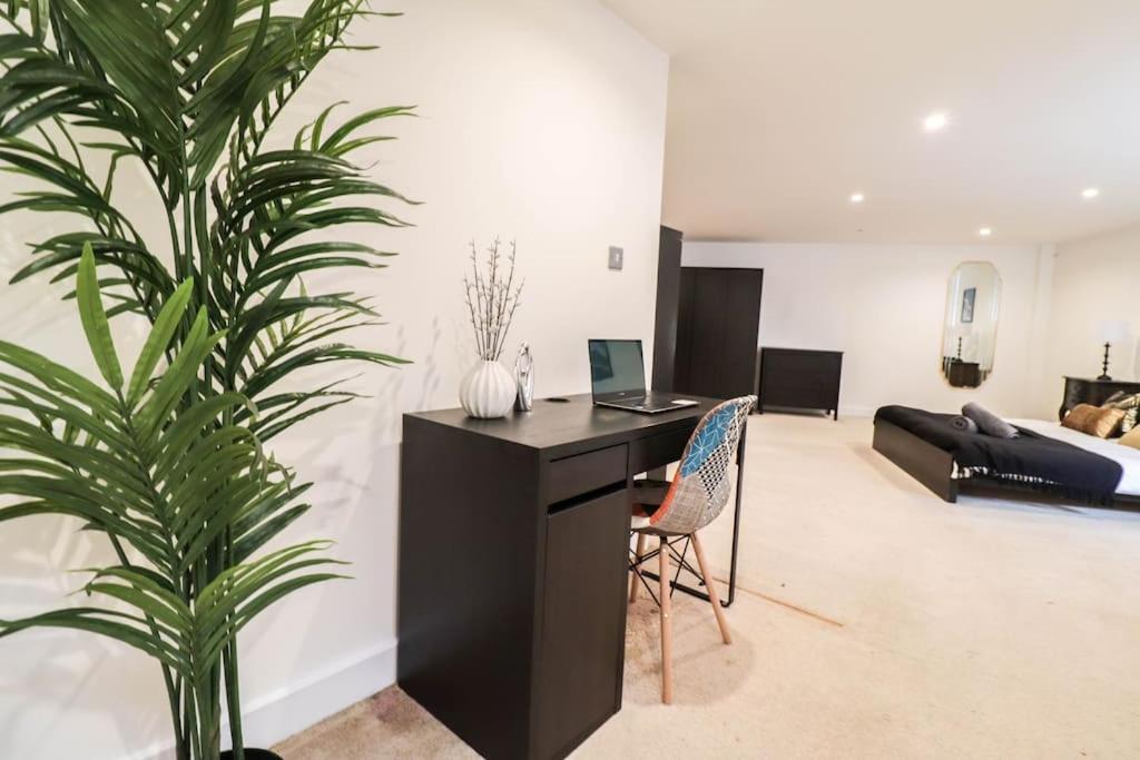 Apartment Spacious 2 Bed Flat With Parking -10mins From