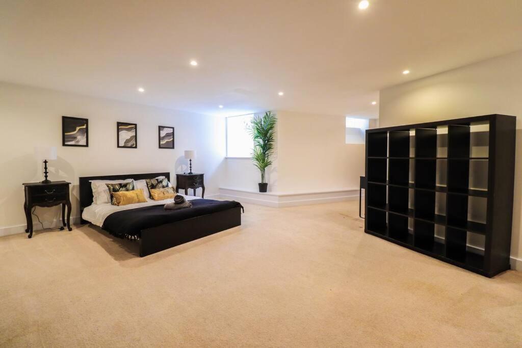 Apartment Spacious 2 Bed Flat With Parking -10mins From London