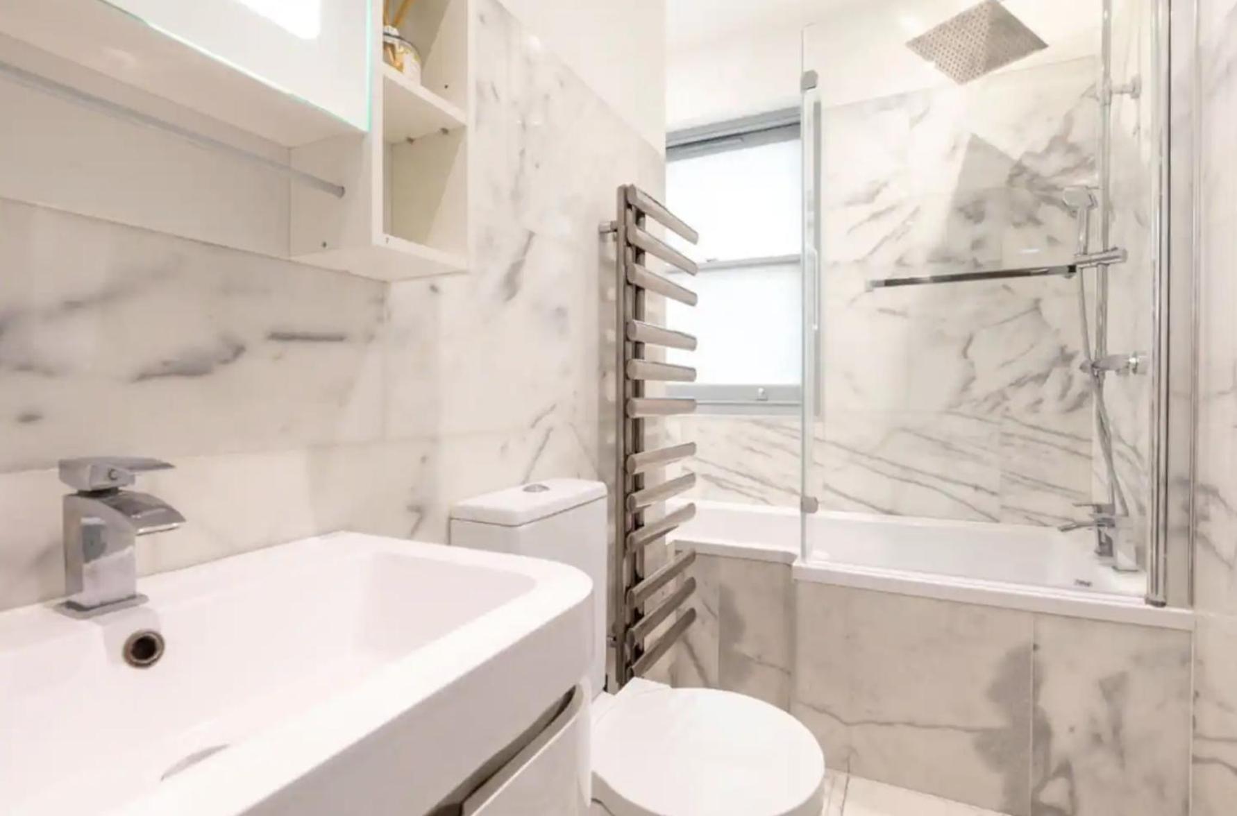 Urban Chic: Stylish 1-bed In The Heart Of The City Apartment *