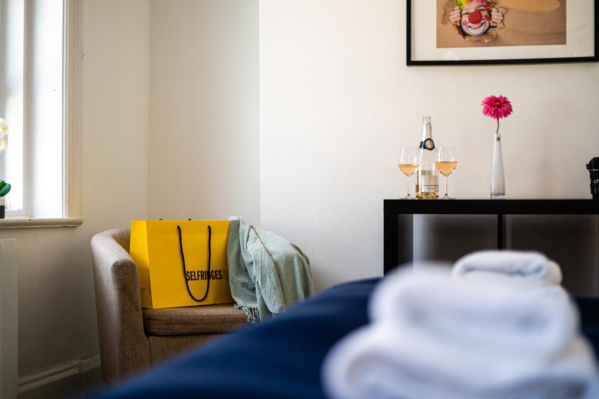 Selfridges Parkside Haven - 2 Bedroom Apartment London