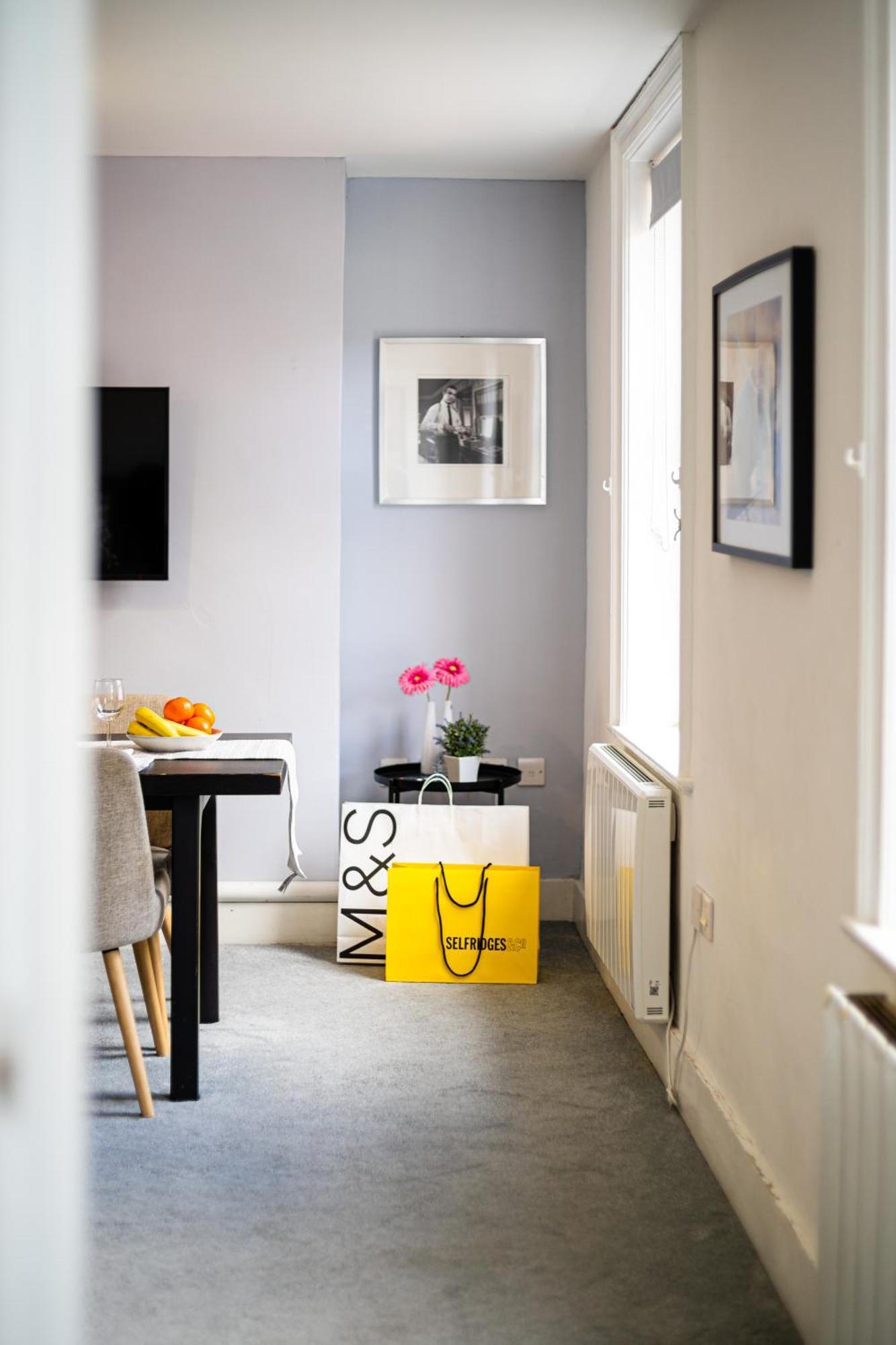 Selfridges Parkside Haven - 2 Bedroom Apartment * London