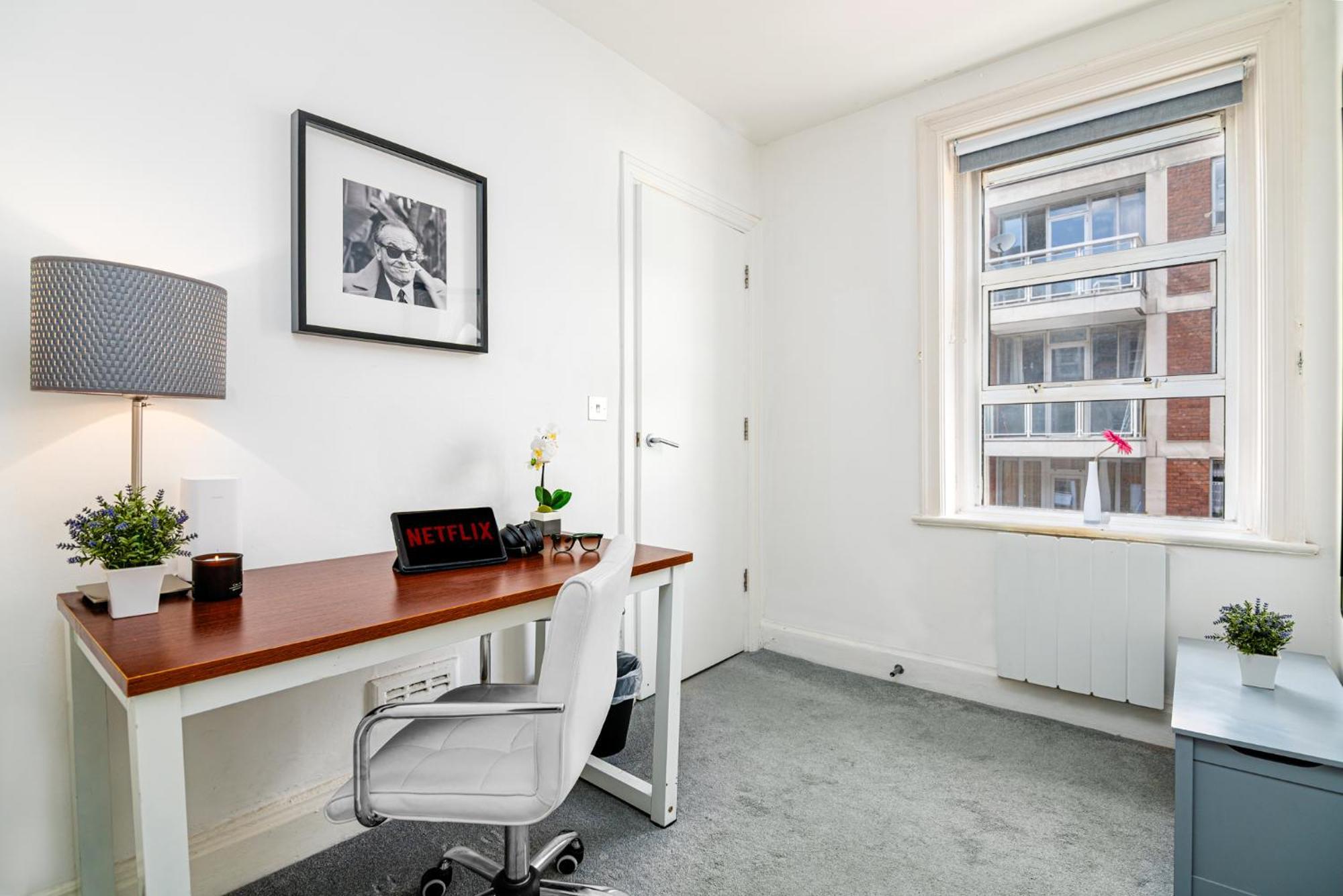 Selfridges Parkside Haven - 2 Bedroom Apartment
