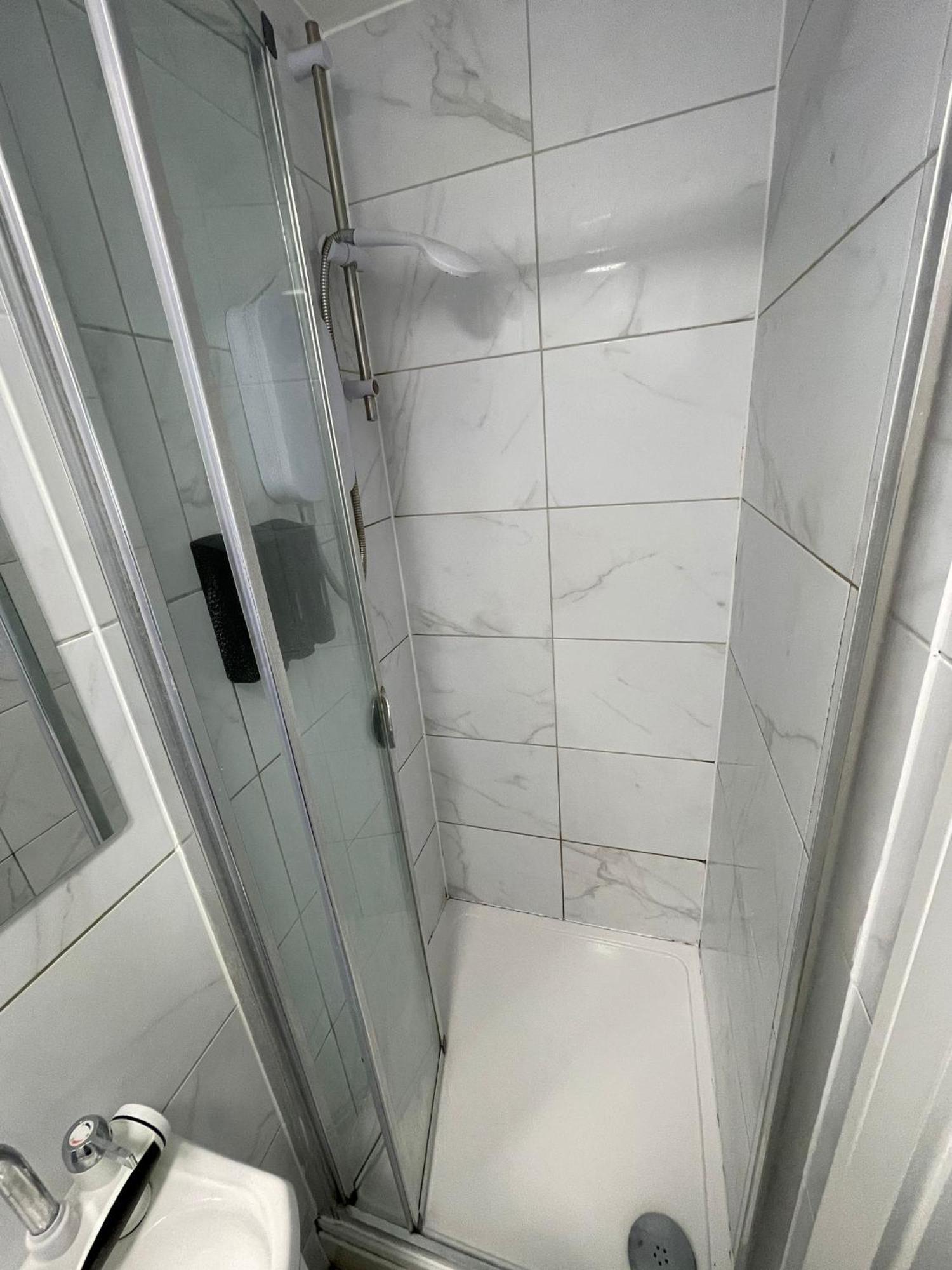 Letzi Private En-suite Near Wembley Accommodatie bij particulieren Londen