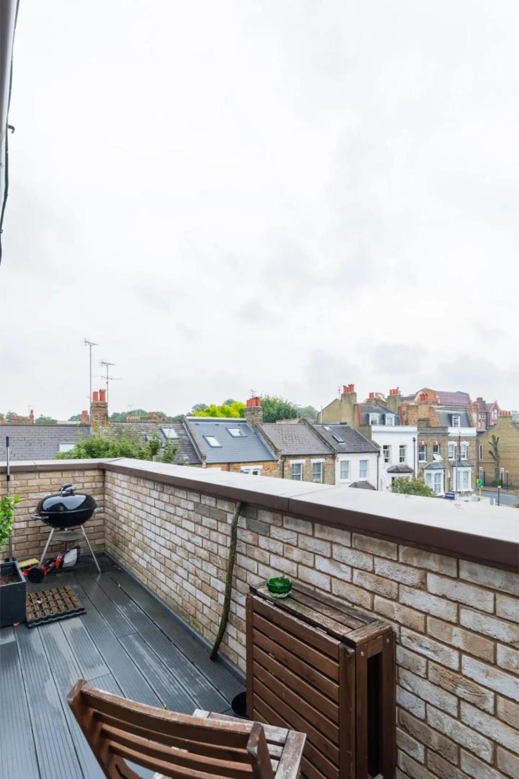 Sleek & Spacious 2bd Flat - Clapham Appartement Londen