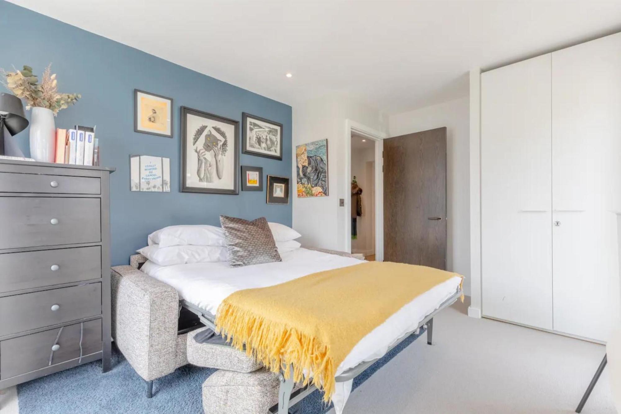 Sleek & Spacious 2bd Flat - Clapham Appartement Londen
