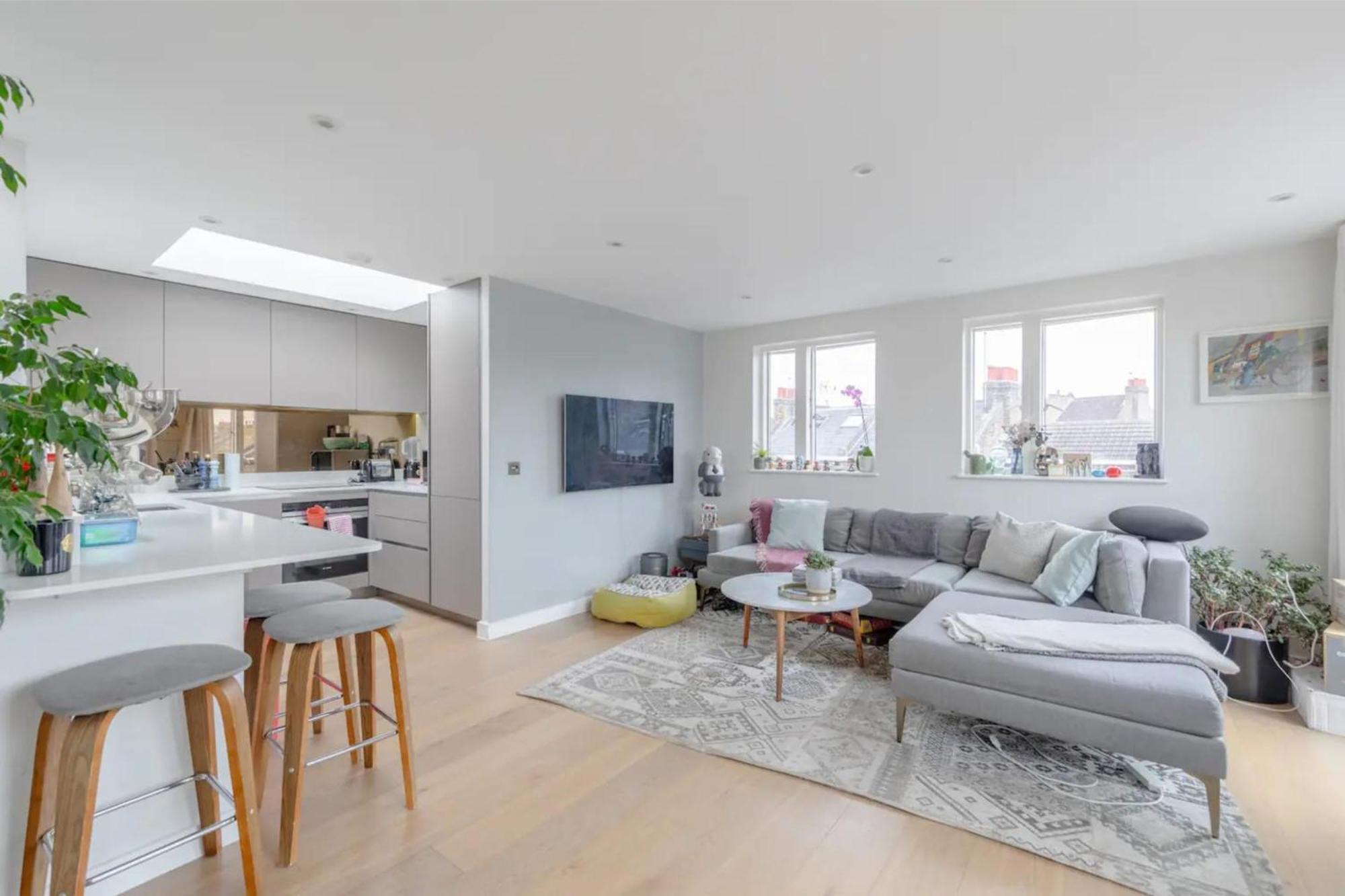 Sleek & Spacious 2bd Flat - Clapham * Londen