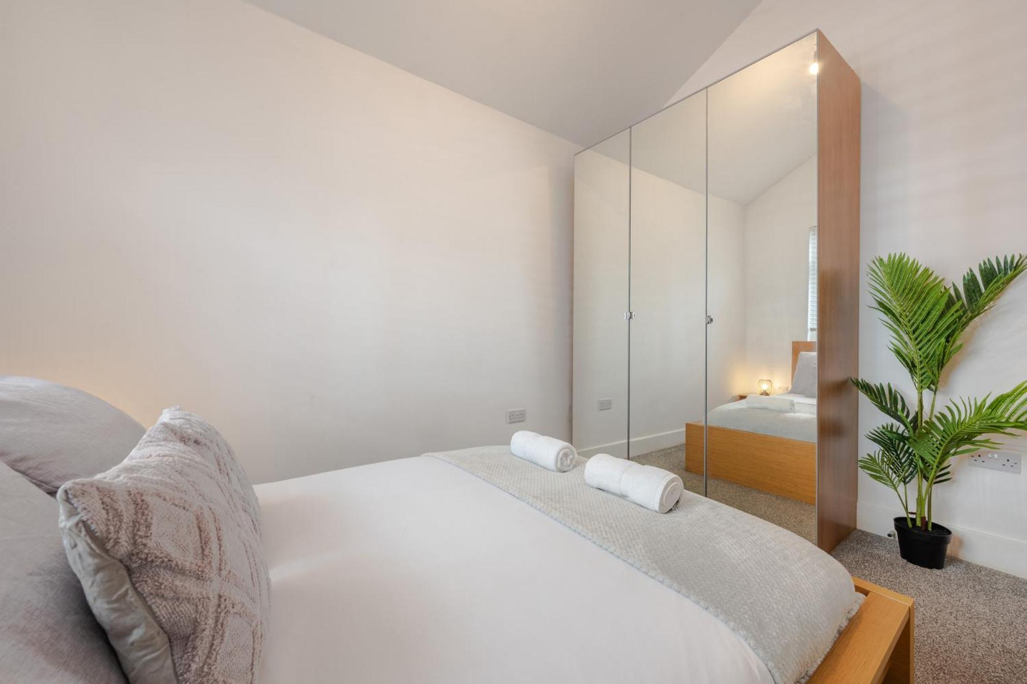 Stylish Two Bedroom By With Garden Lejlighed
