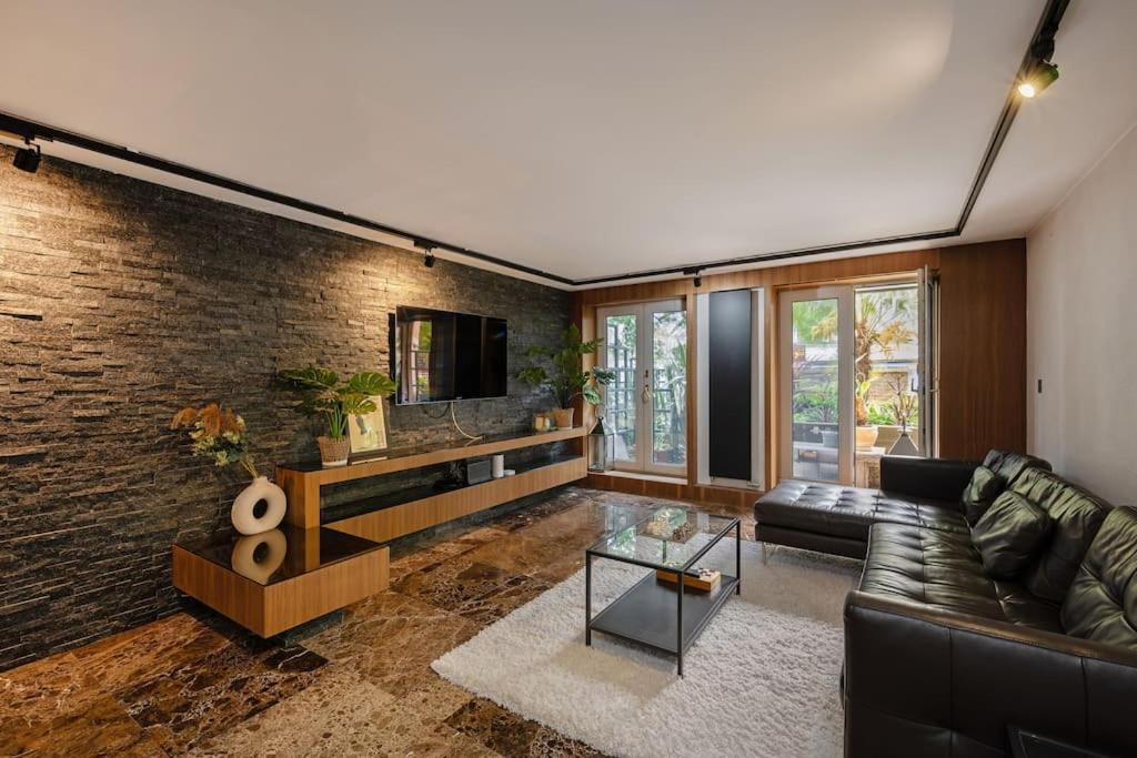 Lägenhet Deluxe 2-bed With 24 Hour Security & Private Terrace