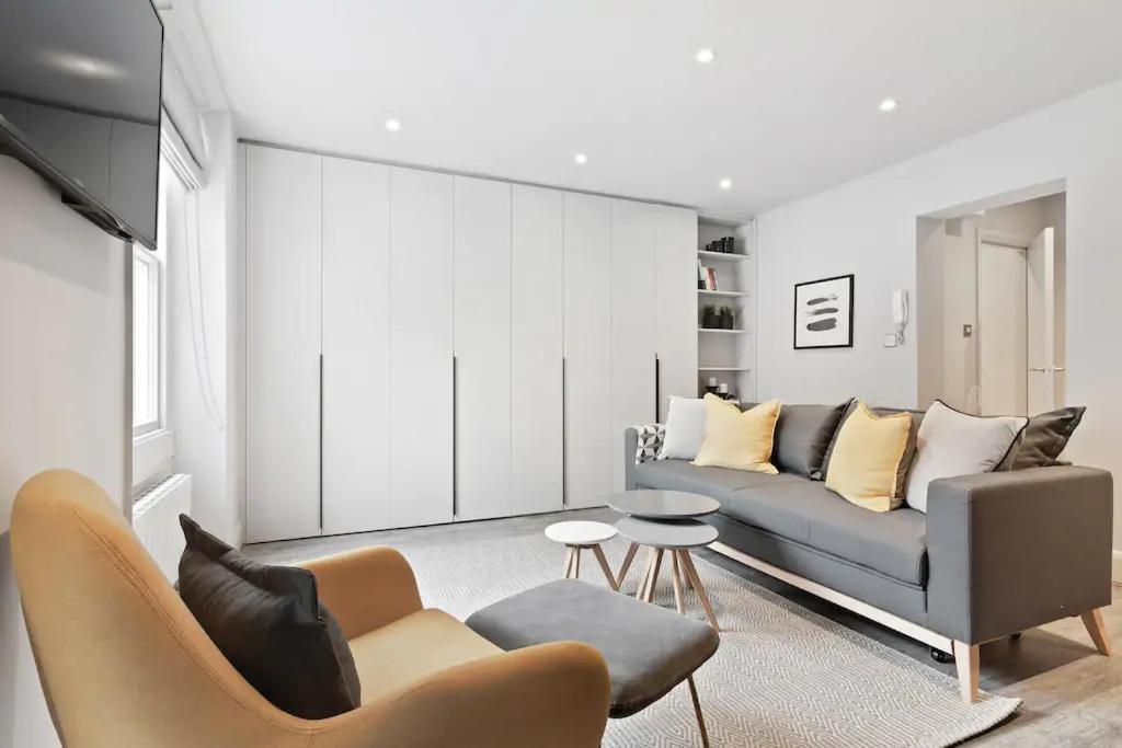 73 Oakley Square * London