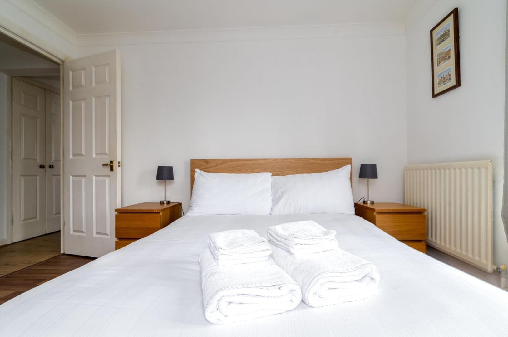 Guestready - Parkside Getaway In Britannia Village Appartement Londen