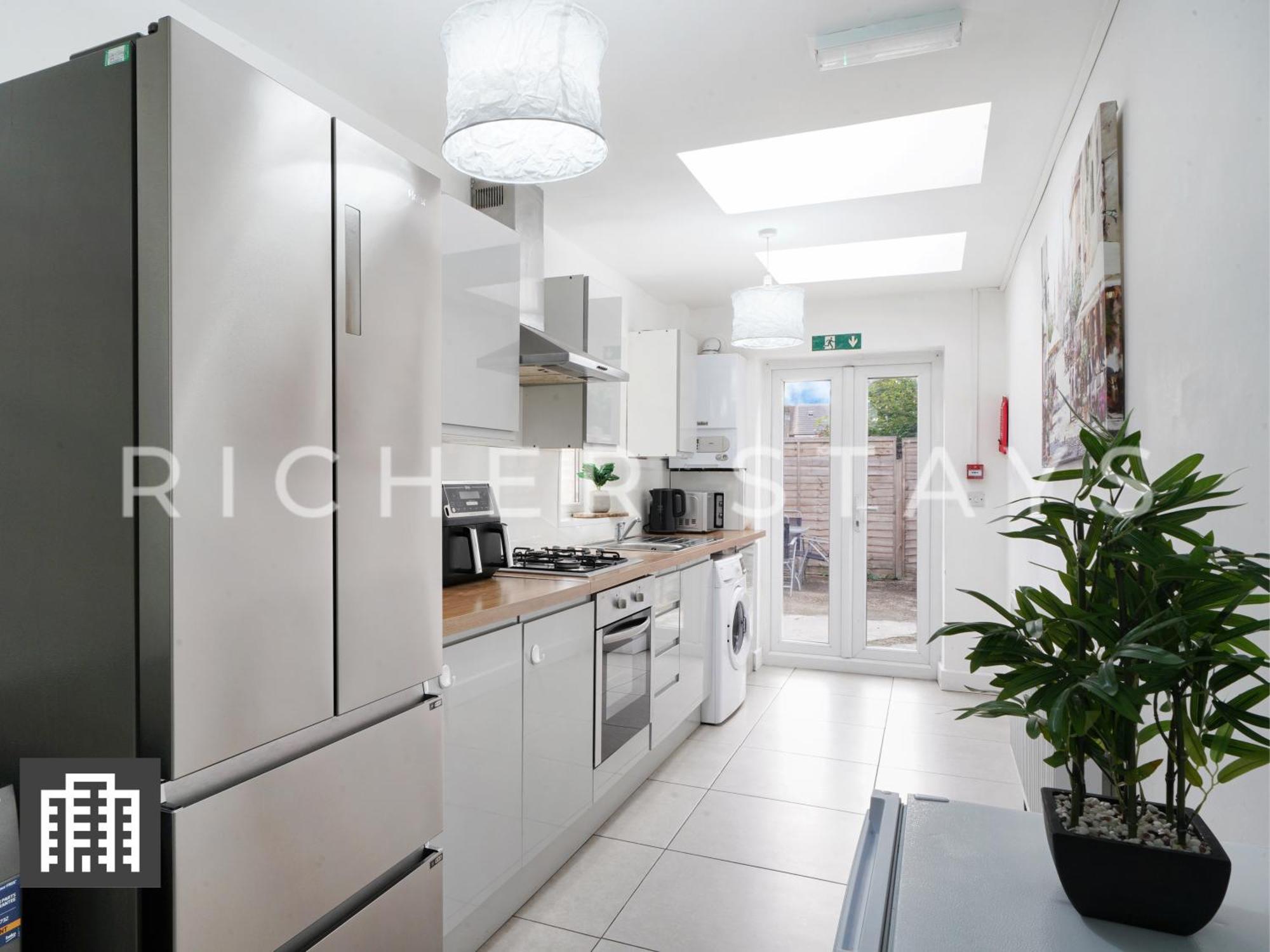 Large For Contractors & Families - Garden & Amenities * Londra