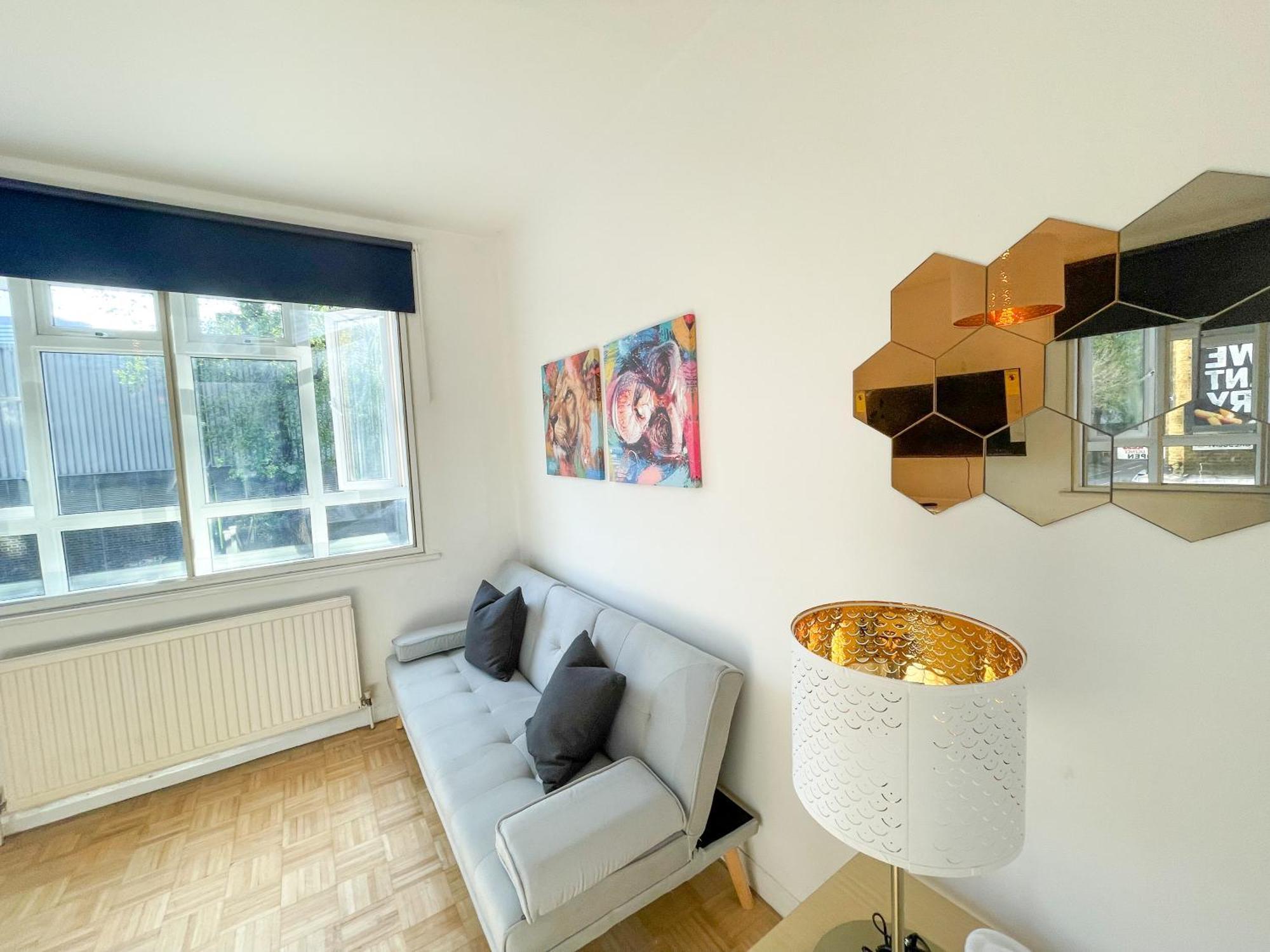Flat F, 266 Bethnal Road Apartment