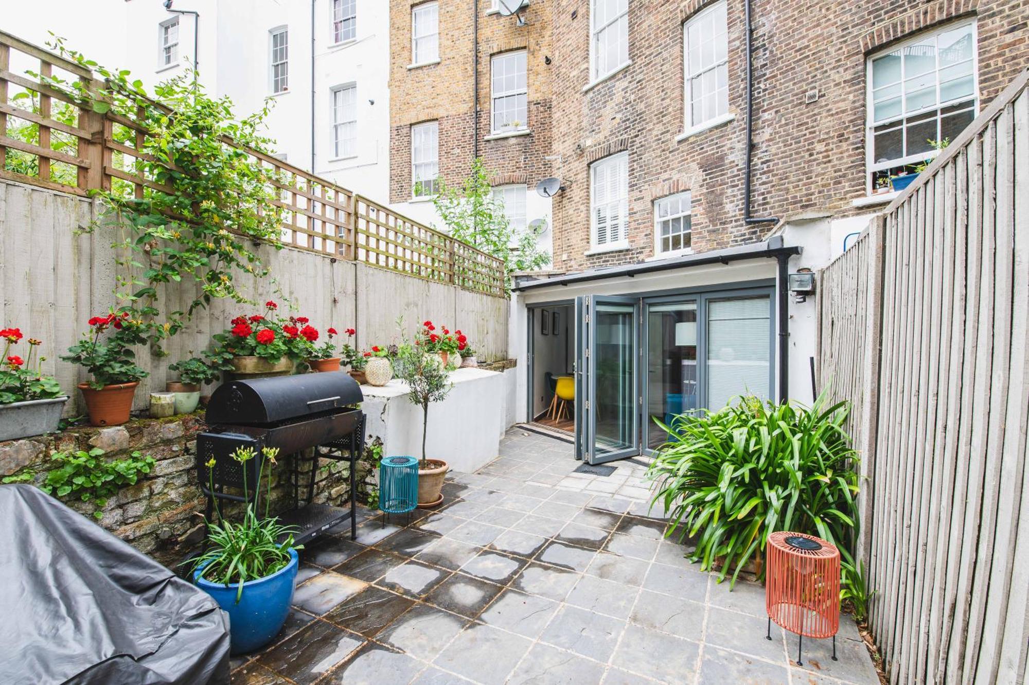 Pass The Keys - Modern & Stylish Garden In Islington Londra