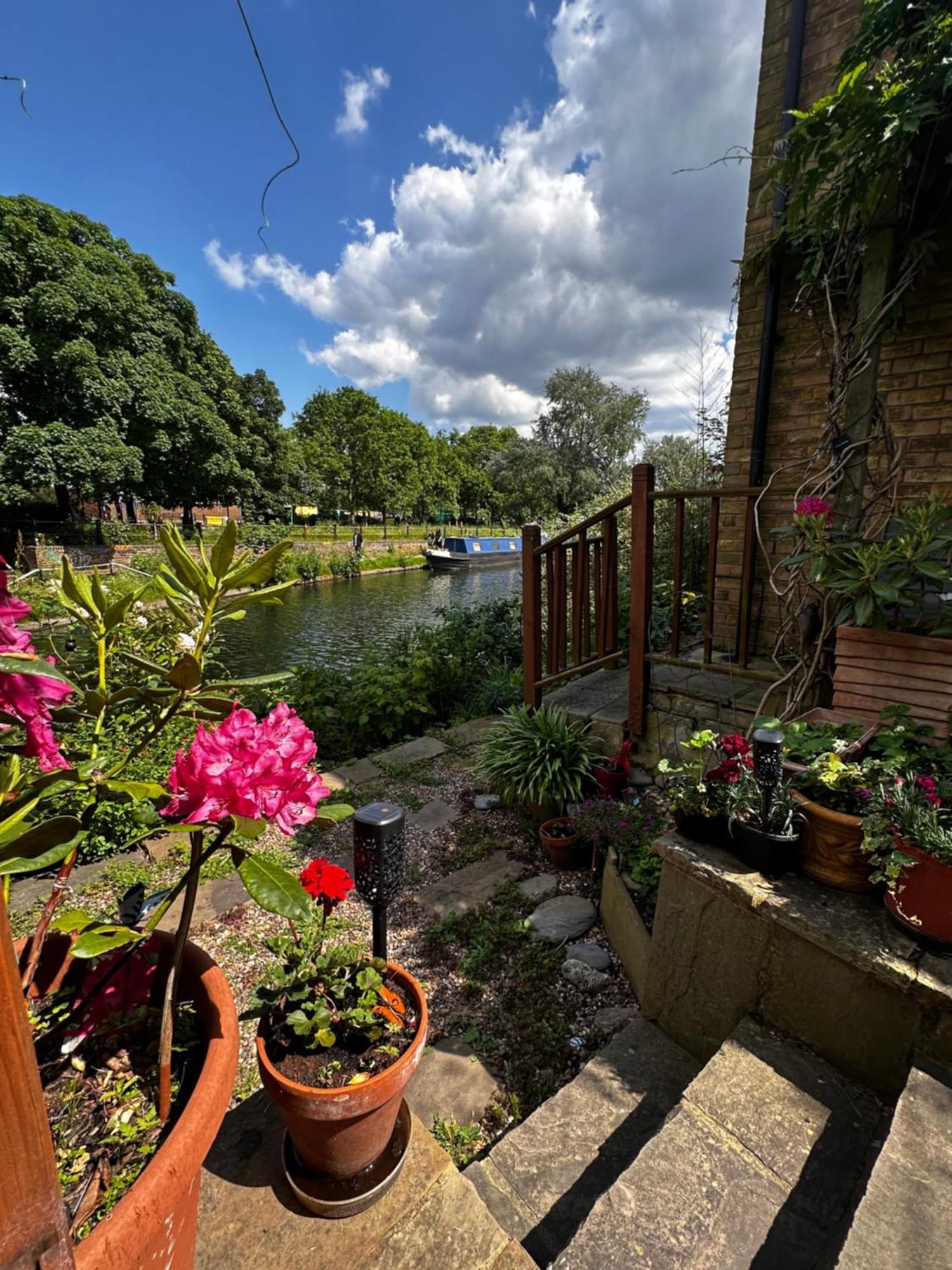Amazing Location - Of London- 2 Bedroom Stunning Canal View House With Private Garden,parking & Balcony Appartamento
