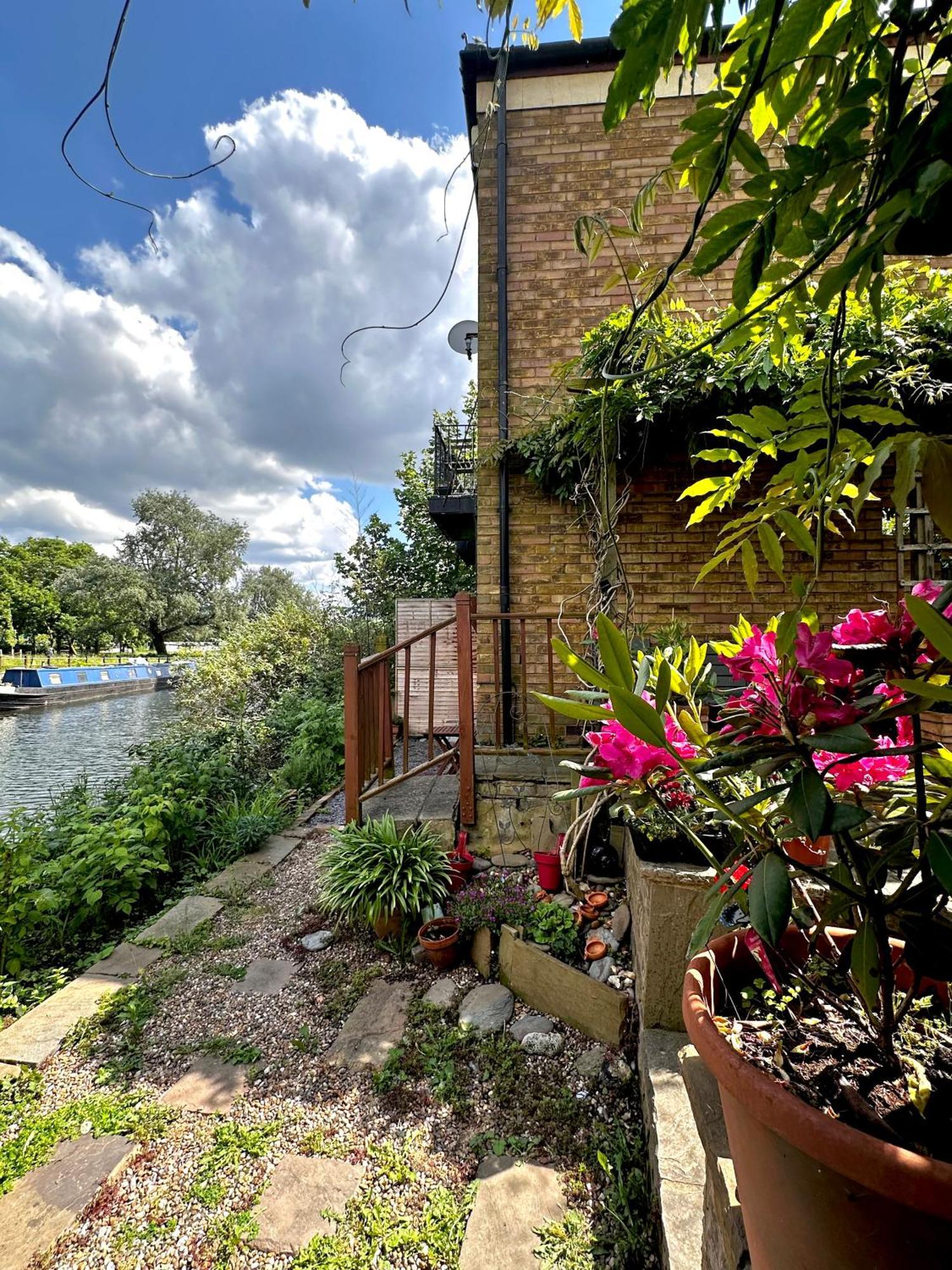 Amazing Location - Of London- 2 Bedroom Stunning Canal View House With Private Garden,parking & Balcony Appartamento Londra
