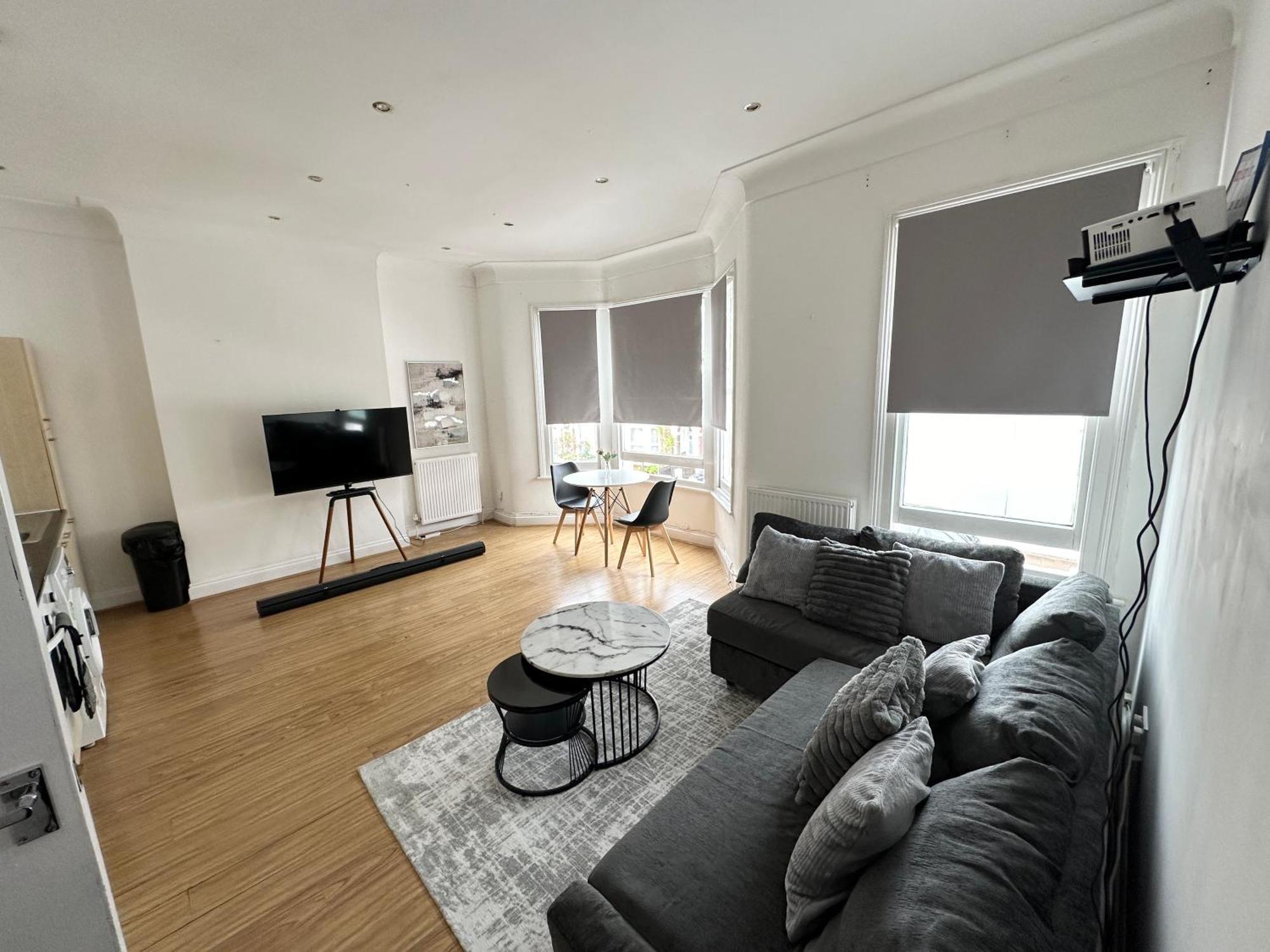 Spacious 2 Bed Flat In Appartamento Londra