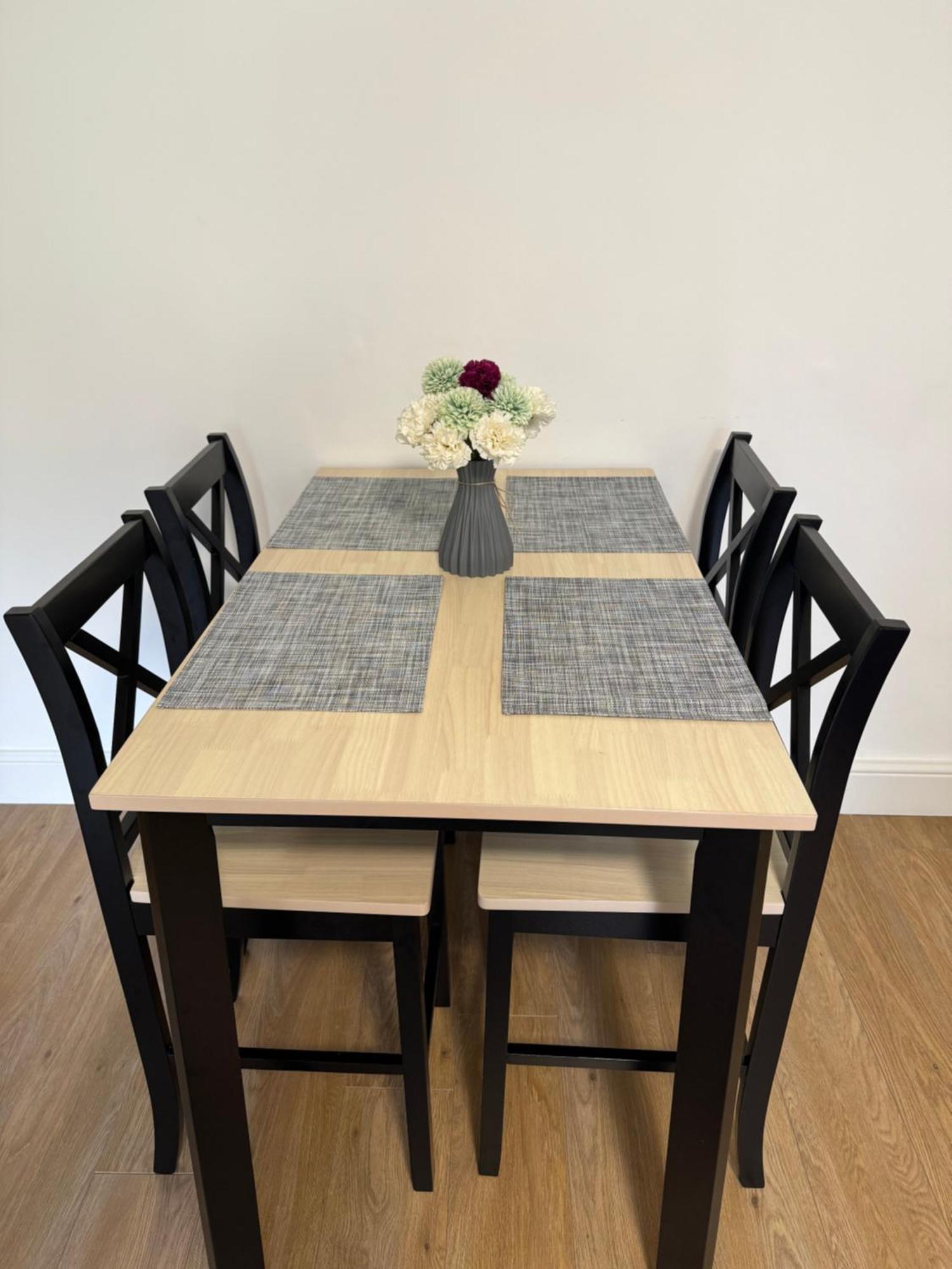 Manor Court Apartment *