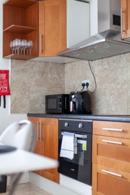 Modern Living In Stylish 3-bed Flat