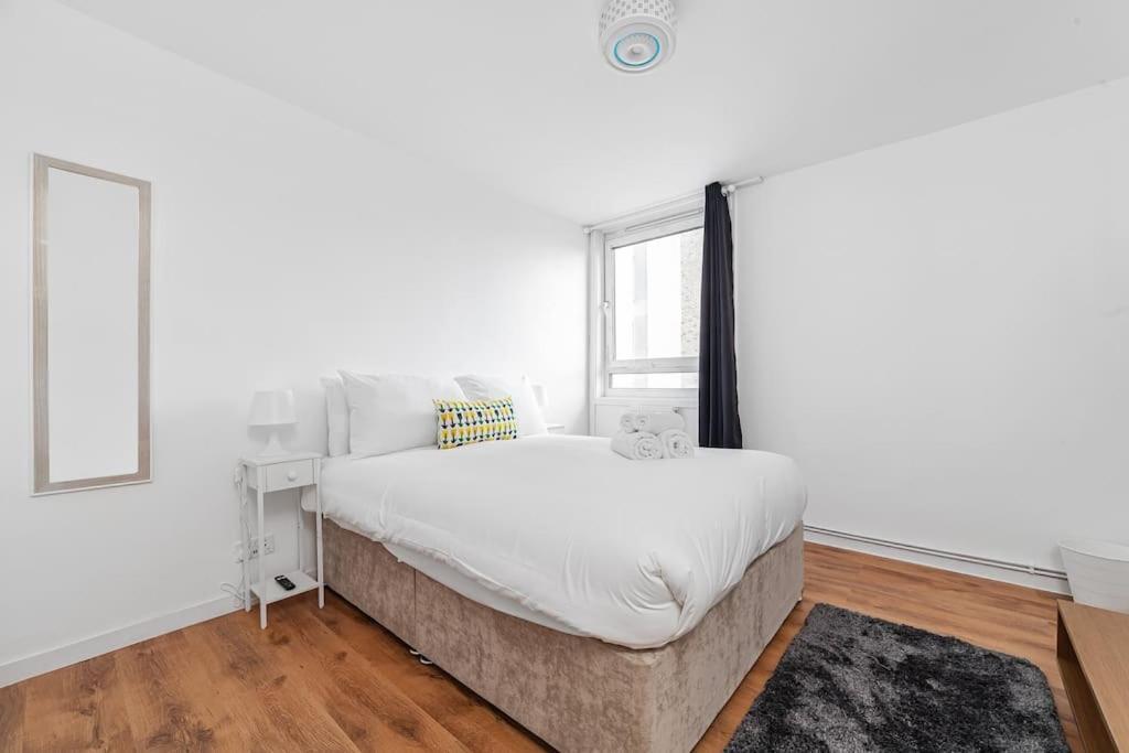 Modern Living In Stylish 3-bed Flat