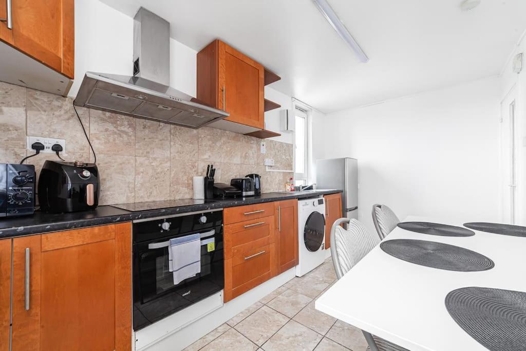 Modern Living In Stylish 3-bed Flat