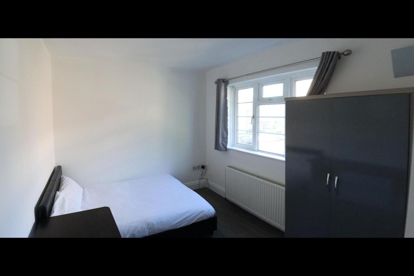Limehouse Townhomes Modern 4-bedroom, 3-bathroom Townhome With A Private Garden Holiday home London