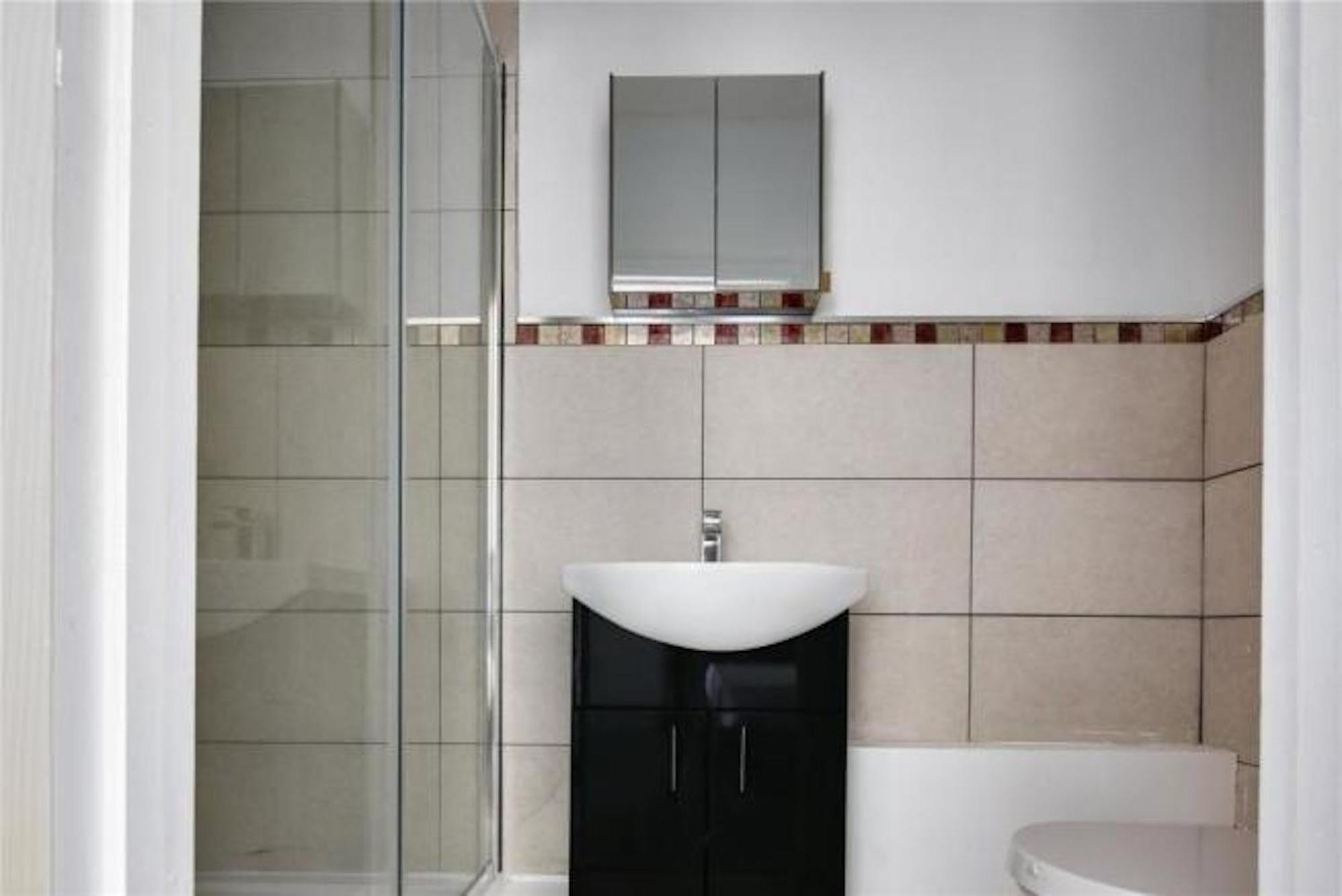Holiday home Limehouse Townhomes Modern 4-bedroom, 3-bathroom Townhome With A Private Garden *