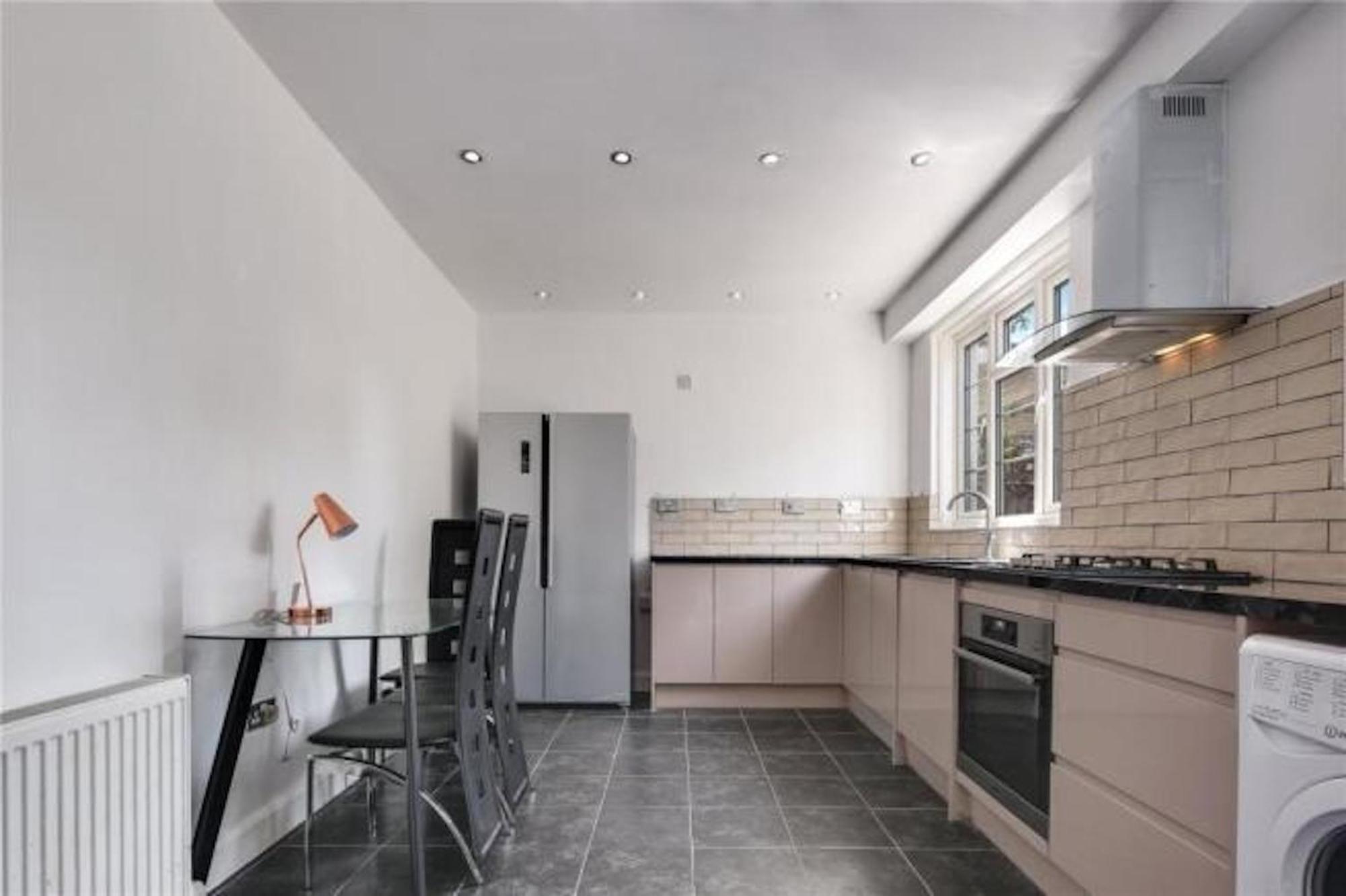 Limehouse Townhomes Modern 4-bedroom, 3-bathroom Townhome With A Private Garden Holiday home London