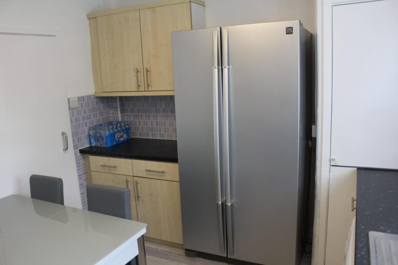 2 Bedroom Entire Flat 2 Minutes From Underground Lägenhet *